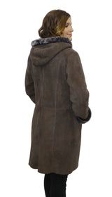 Lange Damenlammfelljacke mit Kapuze