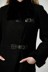 Halblange Damen Winter Lammfelljacke aus Merinolamm in schwarz velour tailliert