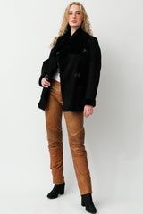 Halblange Damen Lammfelljacke aus Merinolamm in schwarz velour tailliert