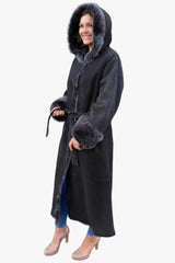 leichter Damen-Lammfellmantel aus Merinofell mit Toskanafell Kapuze, Ärmelende mit Toskane Lammfell, Gürtel, Farbe anthrazit