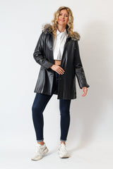 Damen Kurzmantel als Swinger Lammnappa in dunkelpflaume mit Kapuze Silberfuchs