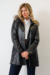 Damen Kurzmantel als Swinger Lammnappa in dunkelpflaume mit Kapuze Silberfuchs