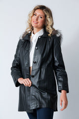 Damen Kurzmantel als Swinger Lammnappa in schwarz mit Kapuze Silberfuchsbesatz