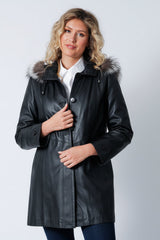 Damen Kurzmantel als Swinger Lammnappa in schwarz mit Kapuze Silberfuchsbesatz