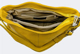 Gelbe Ledertasche mit Mittelfach als Trennung und verstellbarem Gurt
