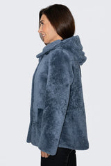 Damen Lammfelljacken blau mit Kapuze halblang und leicht