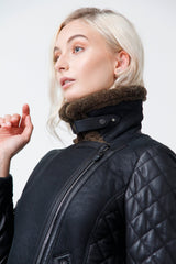 Damen Lammfelljacke kurz mit Kragen hoch schließbar, Reißverschluss, sehr leicht, schwarz, gesteppte Ärmel mit dicker Wattierung