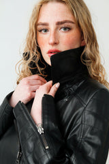 Schwarze längere sportliche Damen Gürteljacke aus Lammnappa und asymmetrischen Reißverschluss