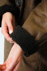 Damen Christ Winter Lammfellmantel aus Curlylamm braun mit Kapuze federleicht