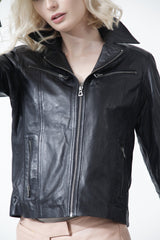 Schwarze Damen Lederjacke mit RV Brusttaschen tailliert in Lammnappa, Leder Schmidt Online Leipzig