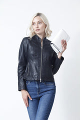 Weiße kleine Leder-Damen Schultertasche mit Riemen aus Rindnappa