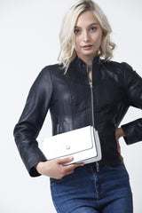 Damen Schultertasche in weiß aus Rindnappa mit Croco Prägung