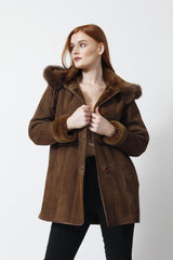 lange Damen Lammfelljacke velour in toupe mit Kapuze und Blaufuchsrand