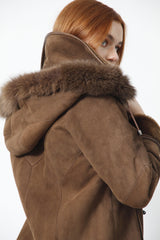 lange Damen Lammfelljacke velour in toupe mit Kapuze und Blaufuchsrand