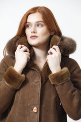 lange Damen Lammfelljacke velour in toupe mit Kapuze und Blaufuchsrand