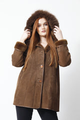 lange Damen Lammfelljacke velour in toupe mit Kapuze und Blaufuchsrand