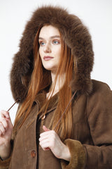 lange Damen Lammfelljacke velour in toupe mit Kapuze und Blaufuchsrand