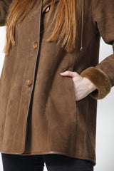 Geknöpfte braune Damen Lammfelljacke mit abnehmbarer Kapuze in 1A Qualität