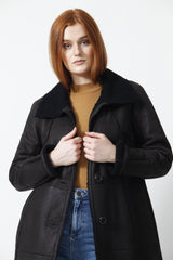 lange Damen-Lammfelljacke-geknöpfte-schwarz