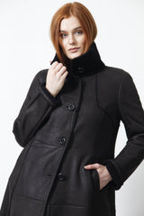 Damen-Lammfelljacke-Christ-schwarz-zwei Einschubtaschen-sehr leicht-hochschließbarer Stehkragen