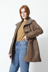 Längere Christ Damenlammfelljacke federleicht1028g Curlylamm nappiert Braun aufwendige Nähte