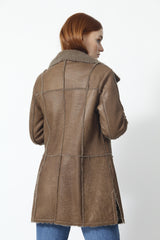 Längere Christ Damenlammfelljacke federleicht1028g Curlylamm nappiert Braun aufwendige Nähte