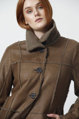 Längere Christ Damenlammfelljacke federleicht1028g Curlylamm nappiert Braun aufwendige Nähte