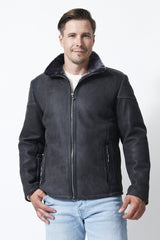 Kurze Herren Lammfelljacke in dunkel Grau mit Stehkragen aus Merinolamm