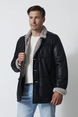 Sehr leichte Herren Lammfelljacke in schwarz mit heller Wolle und Knopfleiste