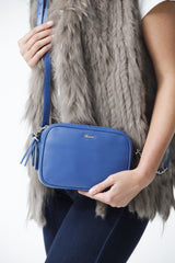 Blaue kleine weiche leichte Leder Damentasche mit Riemen