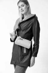 Cremefarbige kleine weiche Leder-Damentasche mit verstellbarer Trageriemen