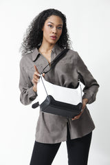 Mittelgroße Leder Damenhandtasche weiß schwarz aus Rindnappa mit langem Riemen