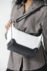 Mittelgroße Leder Damenhandtasche weiß schwarz aus Rindnappa mit langem Riemen