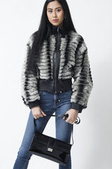 kleine, schwarze, elegante Clutch Leder-Damenhandtasche ohne Henkel.