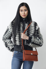 Kleine Damentasche mit Trageriemen in Rindnappa Croco-Optik cognac