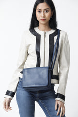 Kleine Damen Kalbsnappa Leder Schultertasche oder Umhängetasche in Blau