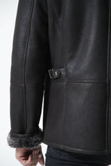 taillierte Halblange Herren Lammfelljacke Glattleder in dunkel Braun und hochschließbar