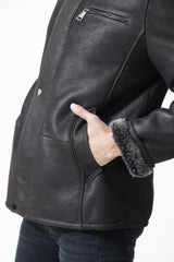 Halblange Herren Lammfelljacke nappiert in dunkel Braun und hochschließbar