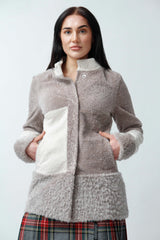 Lange teilbare Damen Lammfelljacke zweifarbig beige creme mit Stehkragen