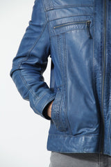Kurze Herren Lederjacke mit Stehkragen und Brusttaschen in Lammnappa Azurblau