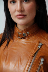 Kurze Damen Biker Style Lammnappalederjacke in Mais mit Stehkragen