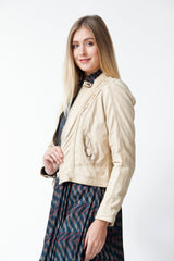 Kurze Bikerstyle Damen Lederjacke aus Lammnappa beige tailliert mit Stehkragen