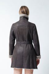 Lange Damen Lammfelljacke tailliert braun nappiert mit Gürtel