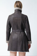 Lange Damen Lammfelljacke tailliert braun nappiert mit Gürtel