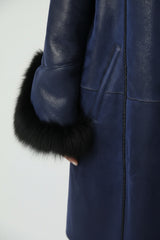 Lange Damen Lammfelljacke in A-Form Blau mit Blaufuchsverbrämung
