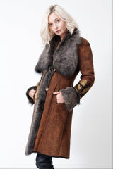 Brauner Damen Lammfellmantel mit Knöpfen mit großem Kragen