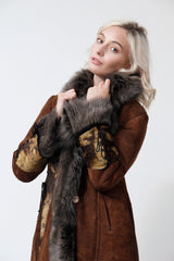 Damen Lammfellmantel in braun mit großem Kragen und mit Knöpfen