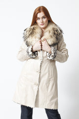 Leichter weißer Damen Ledermantel mit Pelzkragen und echtem Pelzfutter