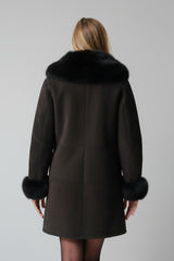 Echter Lammfellmantel für Damen in Cafe mit Blaufuchs Fellbesatz