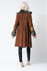Tailliert Lammfellmantel für Damen in braun mit Knöpfen